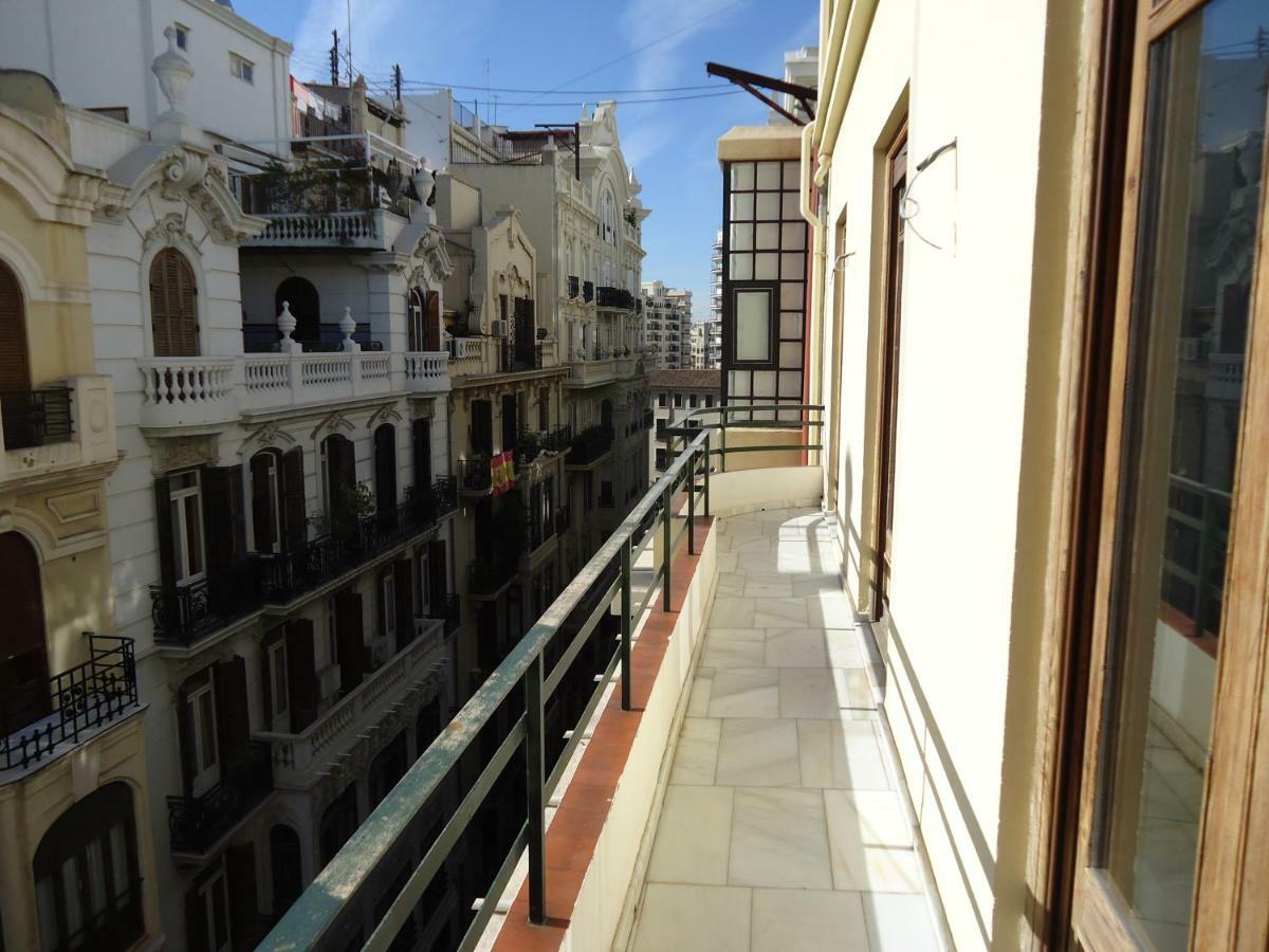 Entre La Estacion Y El Ayuntamiento Apartment Valencia Bagian luar foto