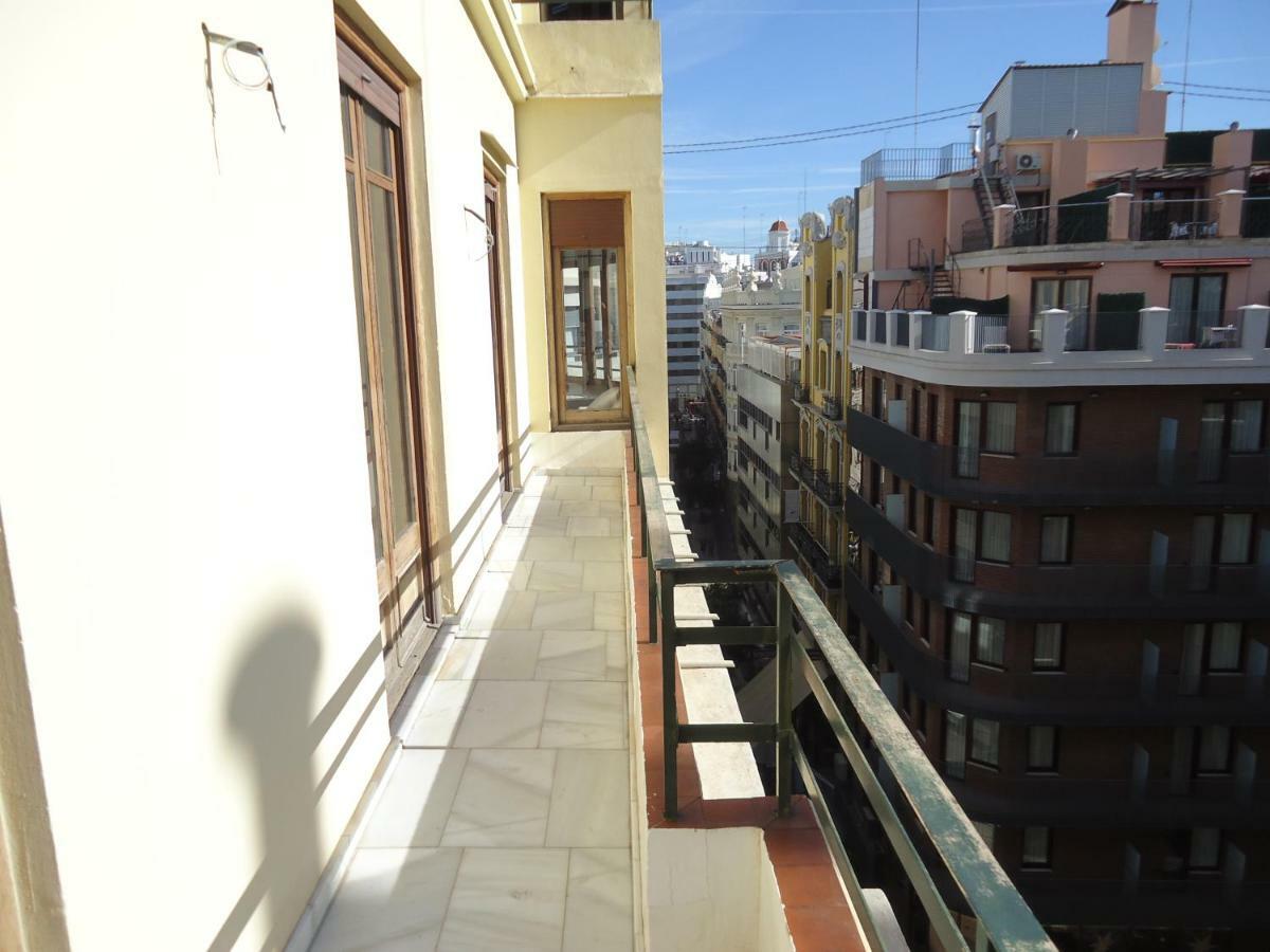 Entre La Estacion Y El Ayuntamiento Apartment Valencia Bagian luar foto