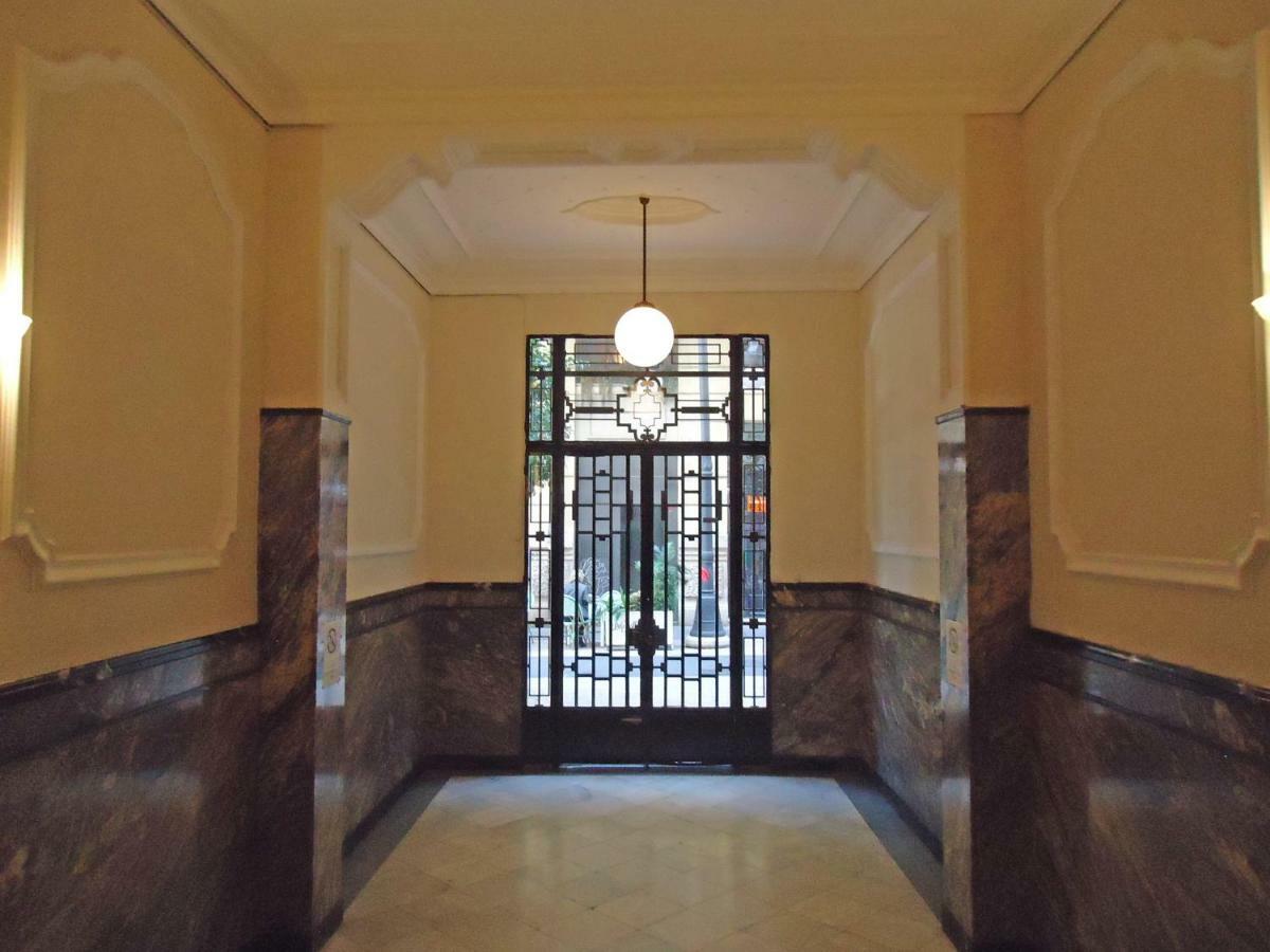 Entre La Estacion Y El Ayuntamiento Apartment Valencia Bagian luar foto